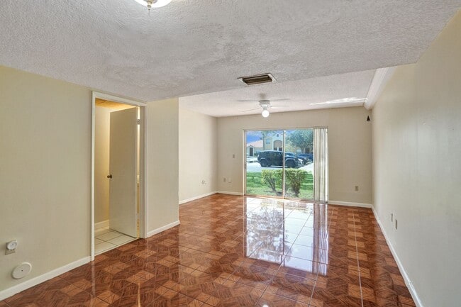 Building Photo - Townhouse with 2 Beds, 2.5 Baths, In-Unit ...