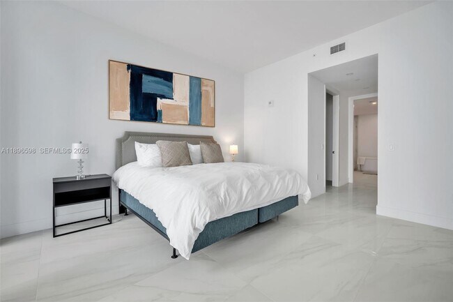 Building Photo - 17550 Collins Ave