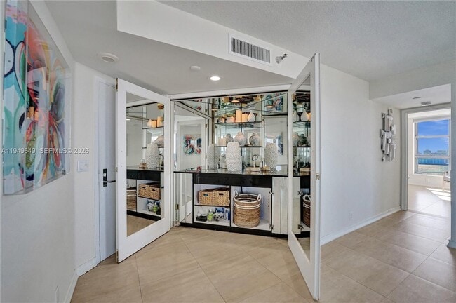 Building Photo - 3500 Mystic Pointe Dr