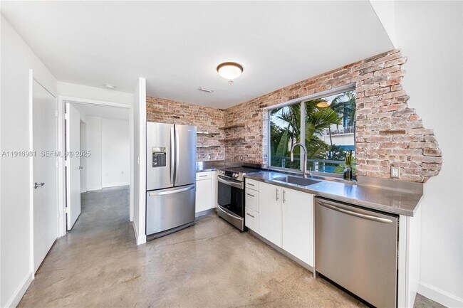 Building Photo - 7700 Collins Ave