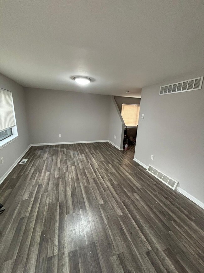 Building Photo - Spacious 2 Bedroom Newly renovated townhou...