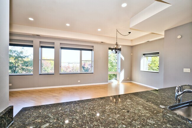 Building Photo - 2317 W Wolfram St