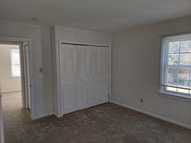 Building Photo - 5 BR 2.5 SINGLE FAMILY HOME