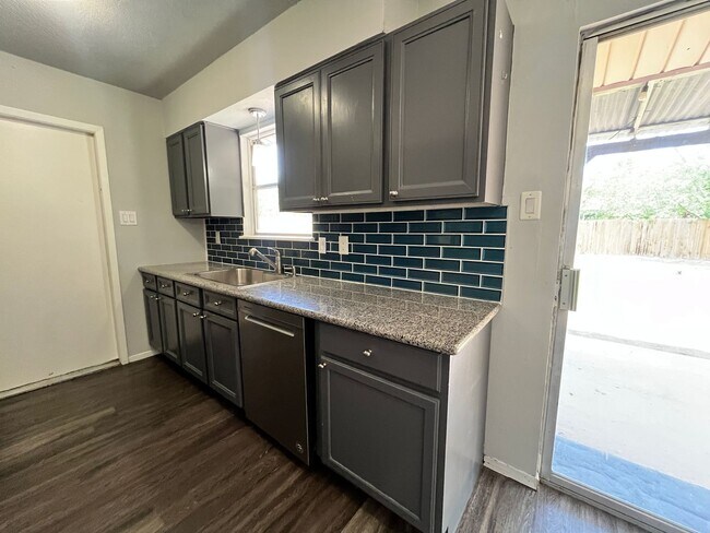 Building Photo - 3 Bedroom 2 Bath~ Close to Fort Sam!