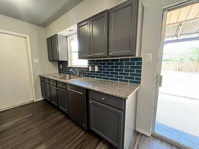 Building Photo - No Rent Until 2026