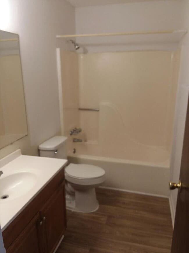 Building Photo - 2 bedroom 1 bath condo