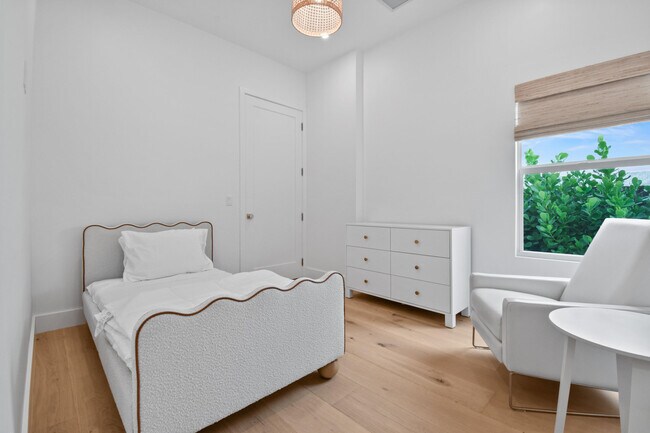 Building Photo - 845 Sunset Rd