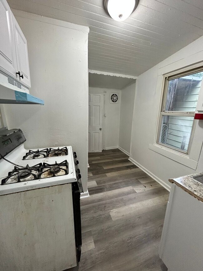 Building Photo - 2 Bedroom House Close to Transportation!