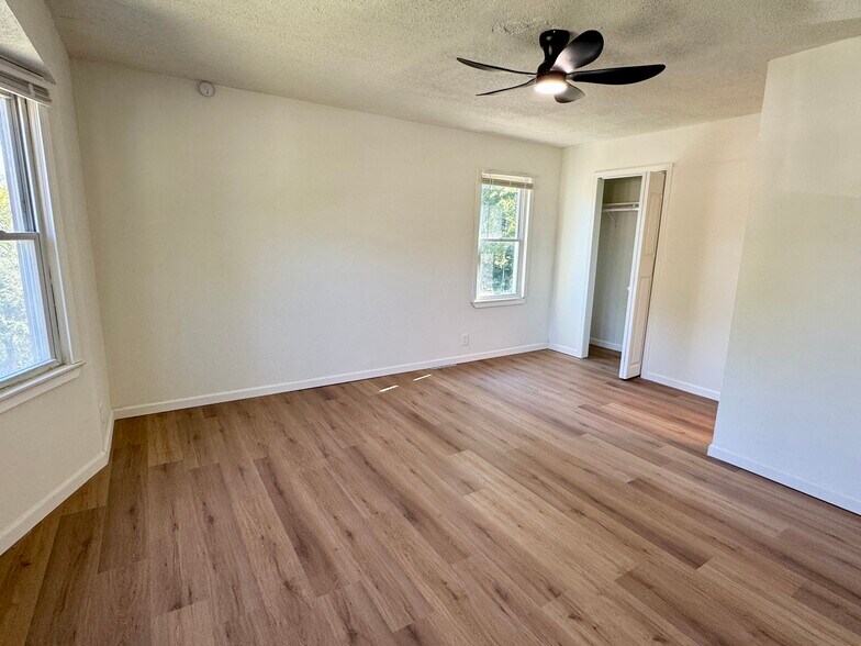 Building Photo - 8801 E Independence Ave