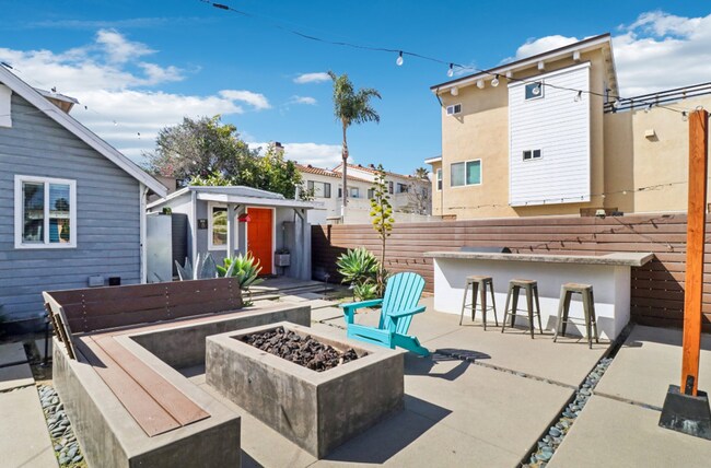 Building Photo - Experience Coastal Living -  Charming Studio Cottage Just a Stroll from Ocean Beach!