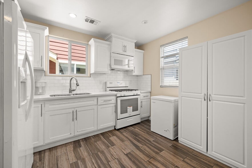 Building Photo - 1327 W 37th Pl