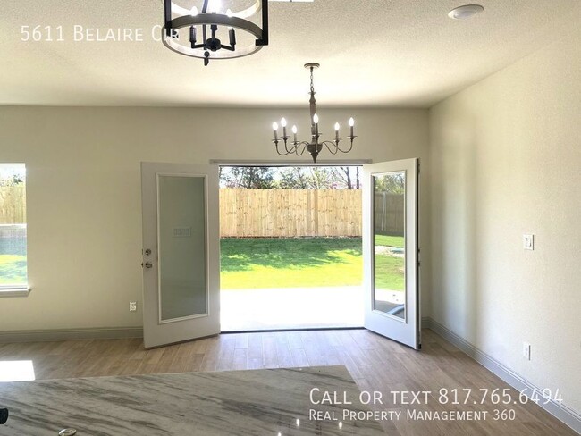 Building Photo - 5611 Belaire Cir