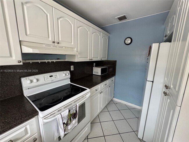 Building Photo - 13846 Kendale Lakes Dr