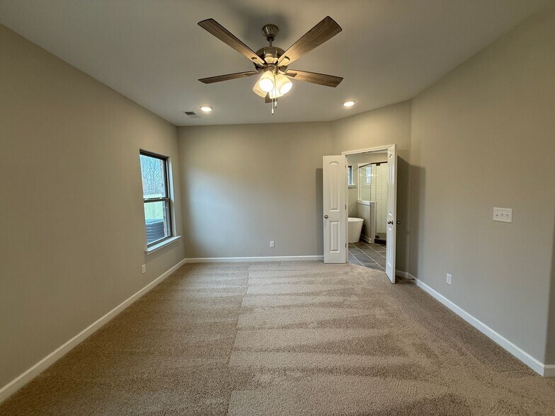 Building Photo - 1852 Bloomington Cir