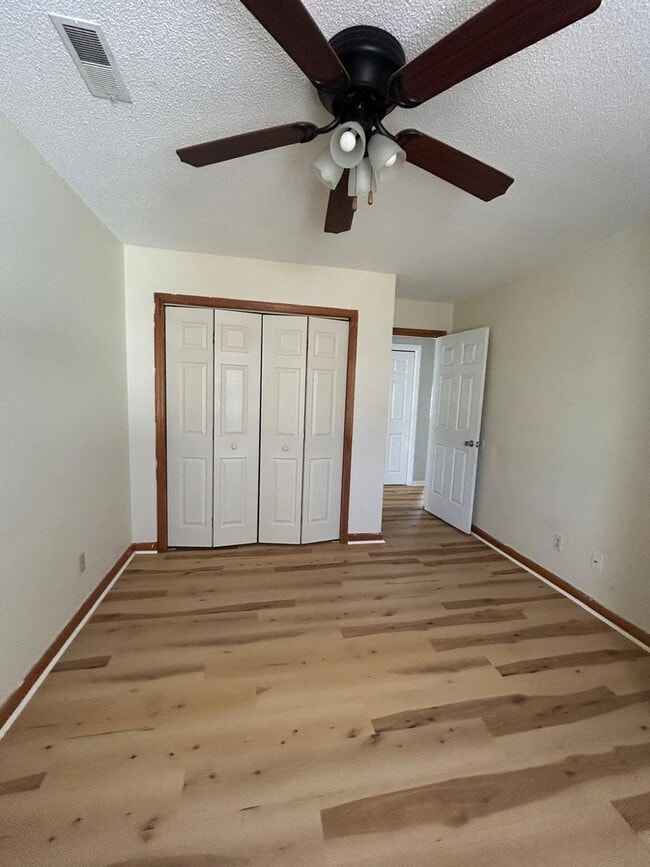 Building Photo - 10 Crescent Ln