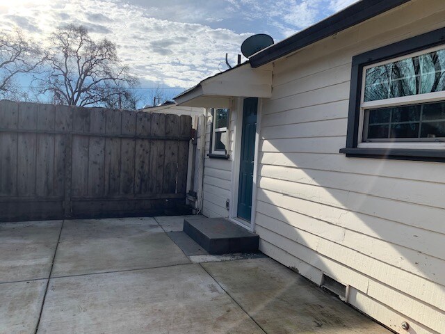 Building Photo - 1734 Spruce Ave