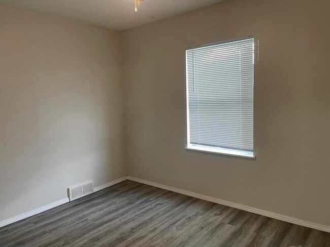 Building Photo - 1000 N Hewett Ave