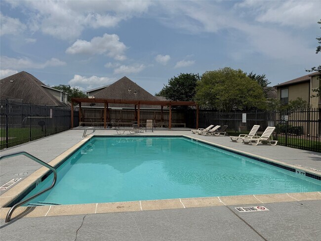 Building Photo - 3300 Pebblebrook Dr