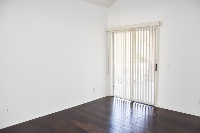 Building Photo - 8215 E White Oak Ridge