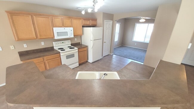 Building Photo - 5 Bedroom Home