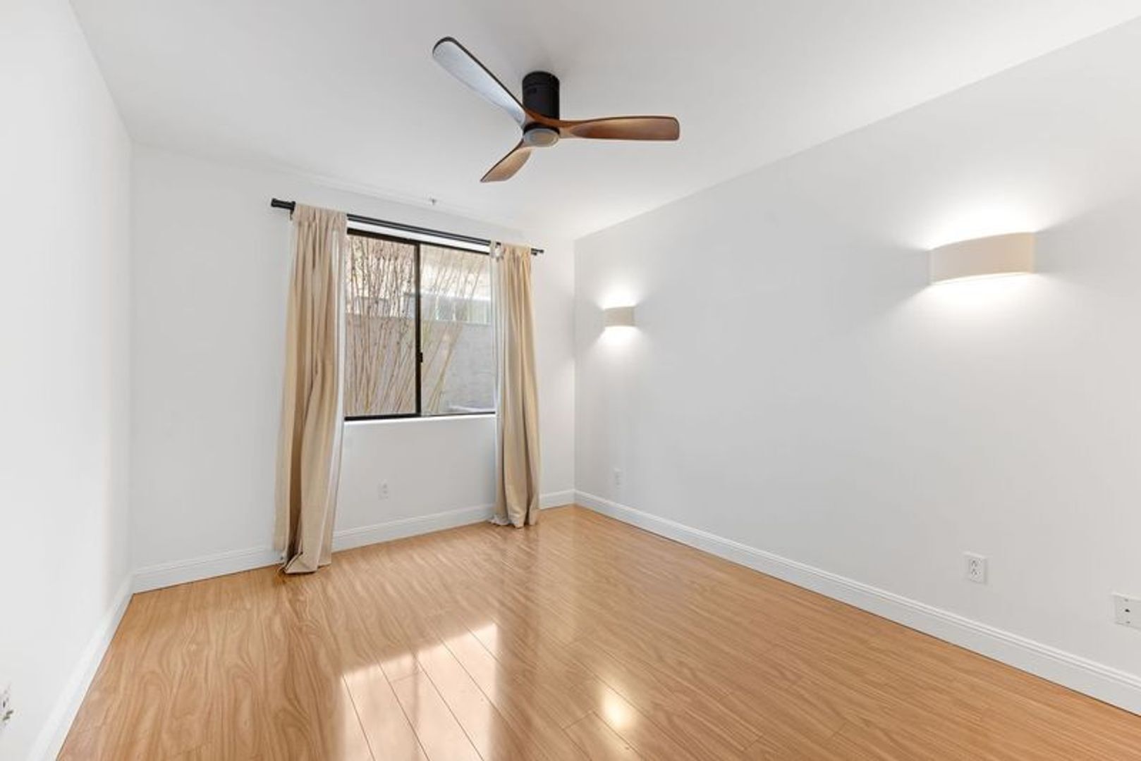 Building Photo - Modern 3 Bed, 2 Bath Condo for Lease – 1,320 Sq Ft – Prime Sherman Oaks Location