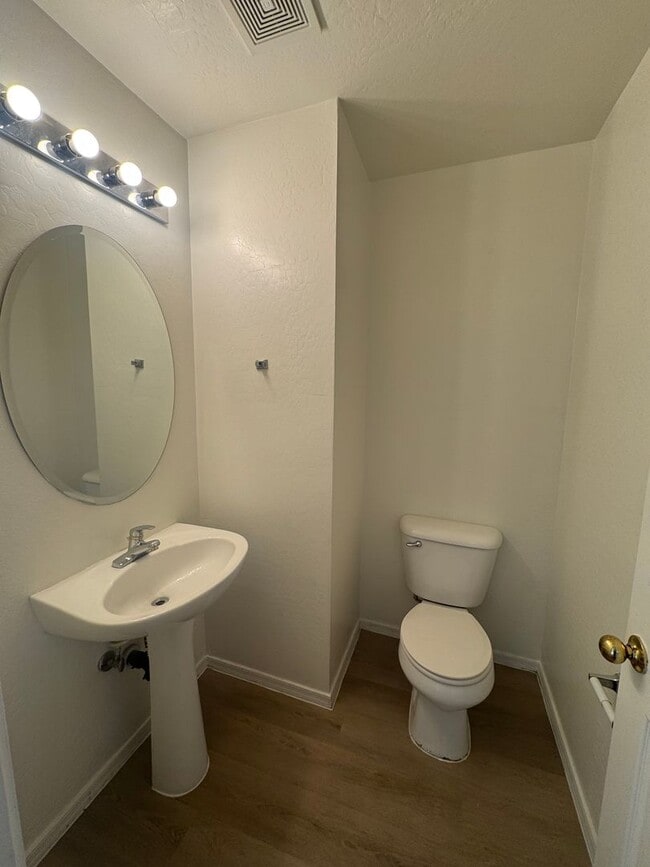 Building Photo - 4 BEDROOM IN PARK MEADOWS