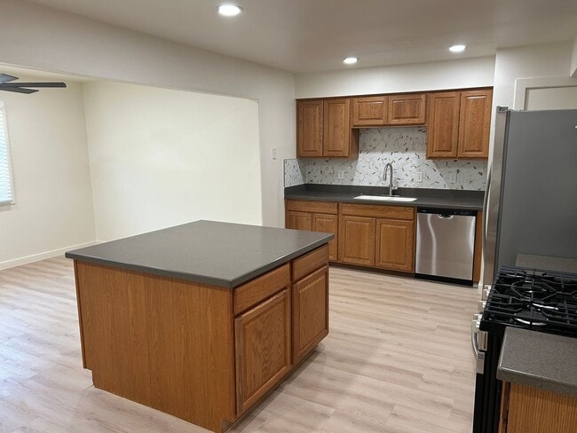 Building Photo - Single level 4 bedroom home available for occupancy NOW!
