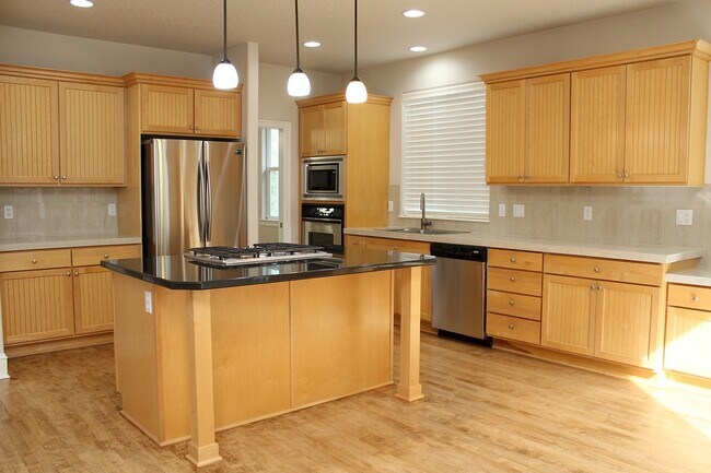 Building Photo - Spacious 4 BDR Legend & Renaissance Constr...