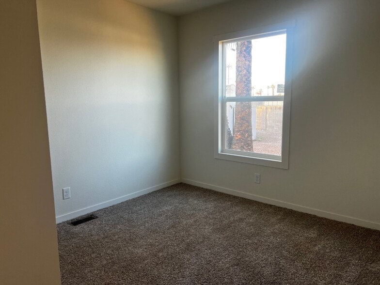 Building Photo - 2627 S Lamb Blvd