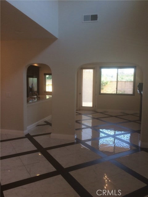 Building Photo - 2091 Lake Shore Dr