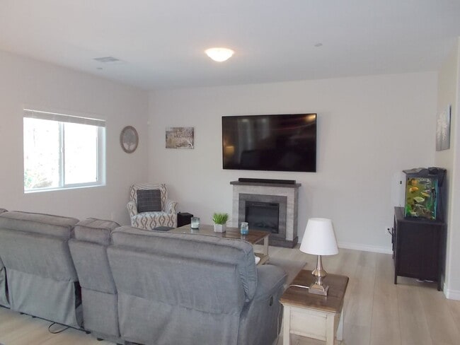 Building Photo - Beautiful 4 Bedroom Home