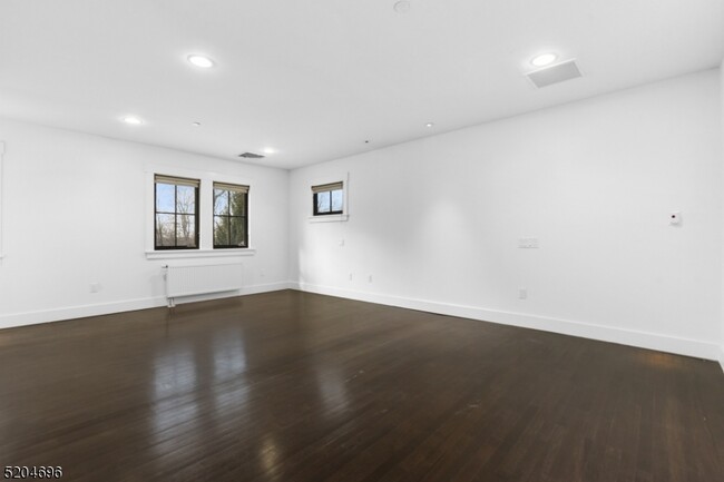 Building Photo - 60 Fernwood Rd