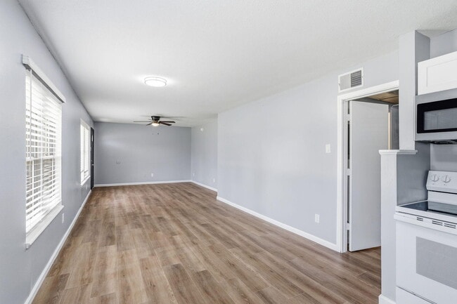 Building Photo - 2601 E Oakbrook Dr