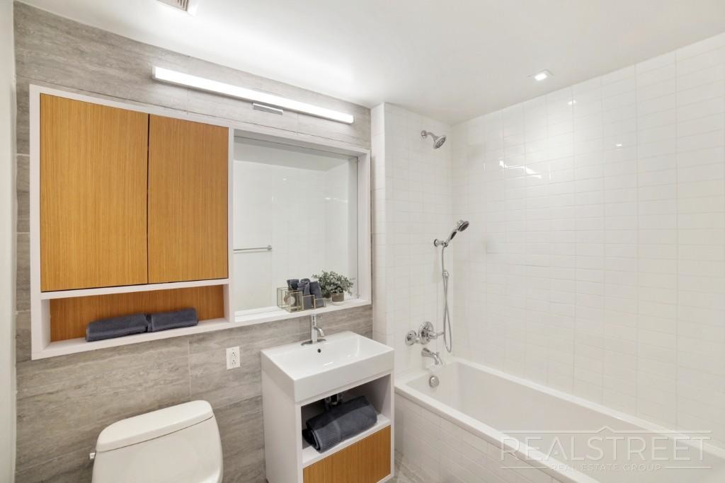 Building Photo - Waterfront Luxury 2 BED with Wrap arround ...
