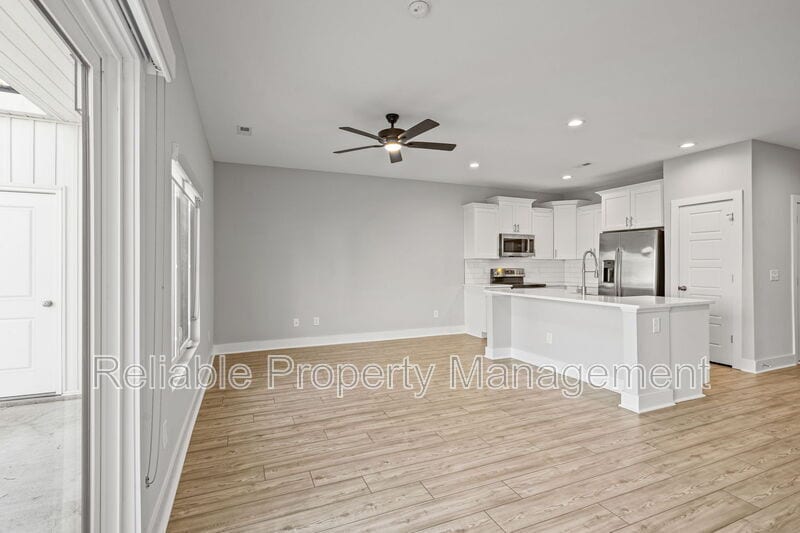 Building Photo - 10 Slater Dr