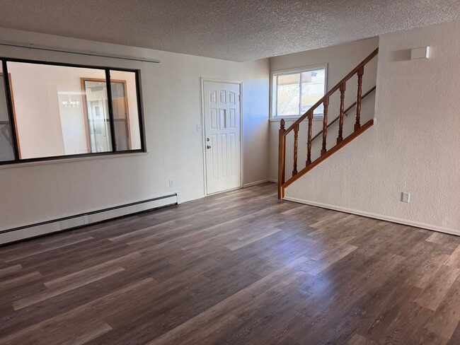 Building Photo - Cute 2 Story, 3Bed, 1.5Bath Townhouse in G...