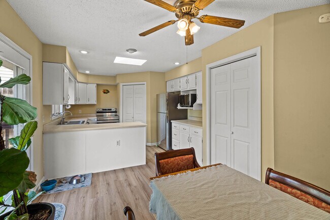 Building Photo - 2601 Hillshire Dr