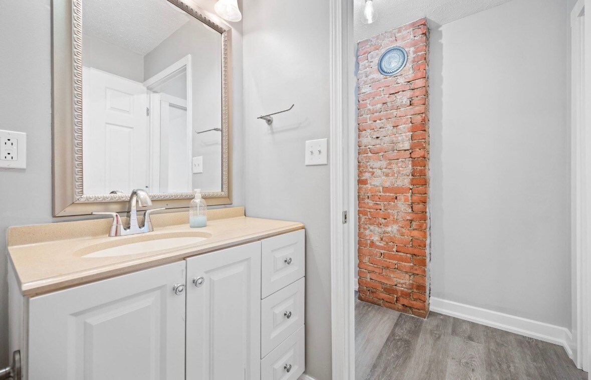 Building Photo - 2026 Dowd Ave