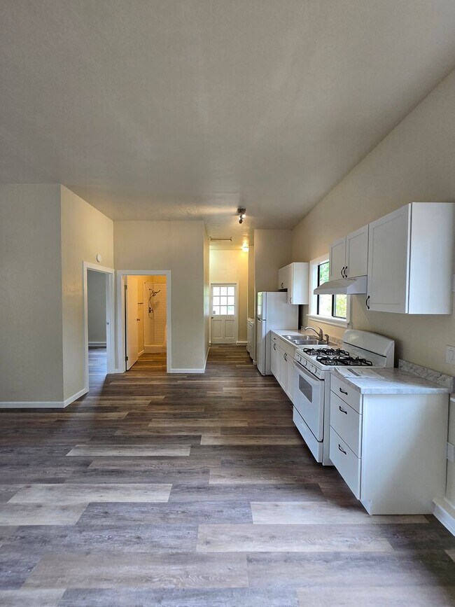 Building Photo - 1 Bedroom 1 bathroom in Rainier