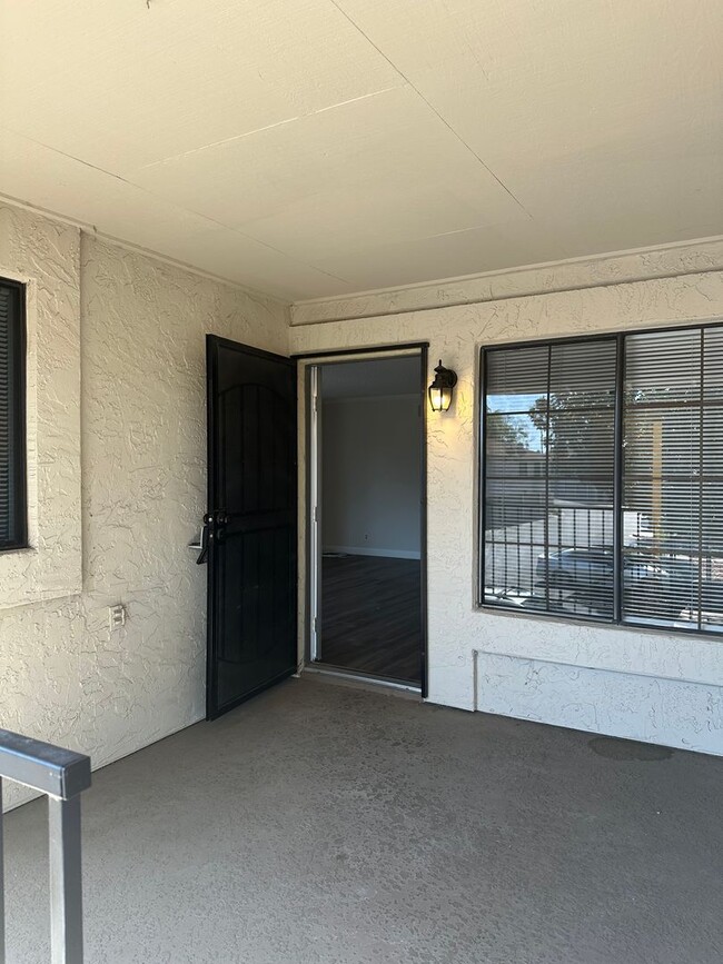 Building Photo - Condo, ready for move-in!