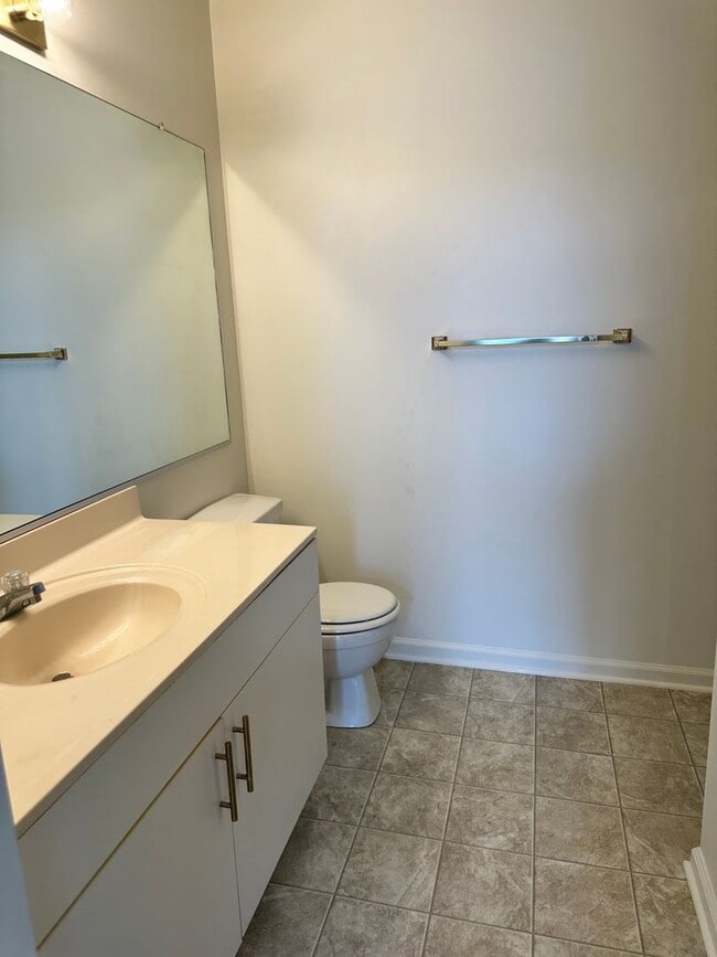 Building Photo - Condo in La Fontaine Available!