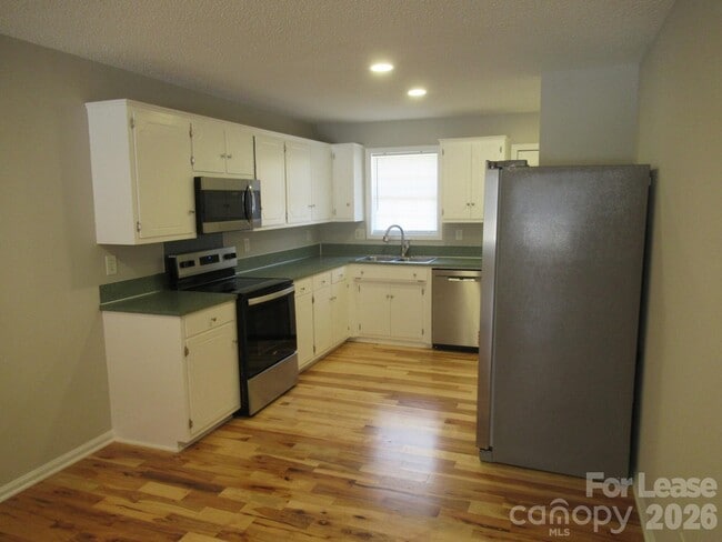 Building Photo - 820 Horseshoe Lake Rd