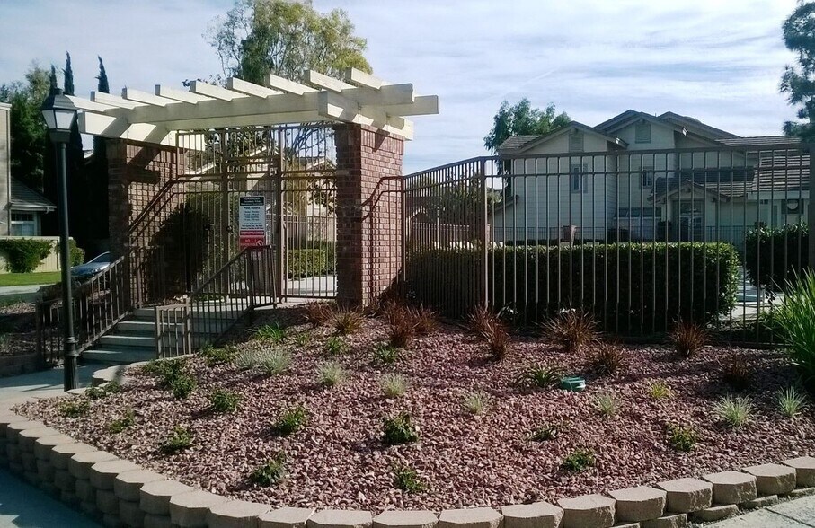 Building Photo - 13516 Apricot St