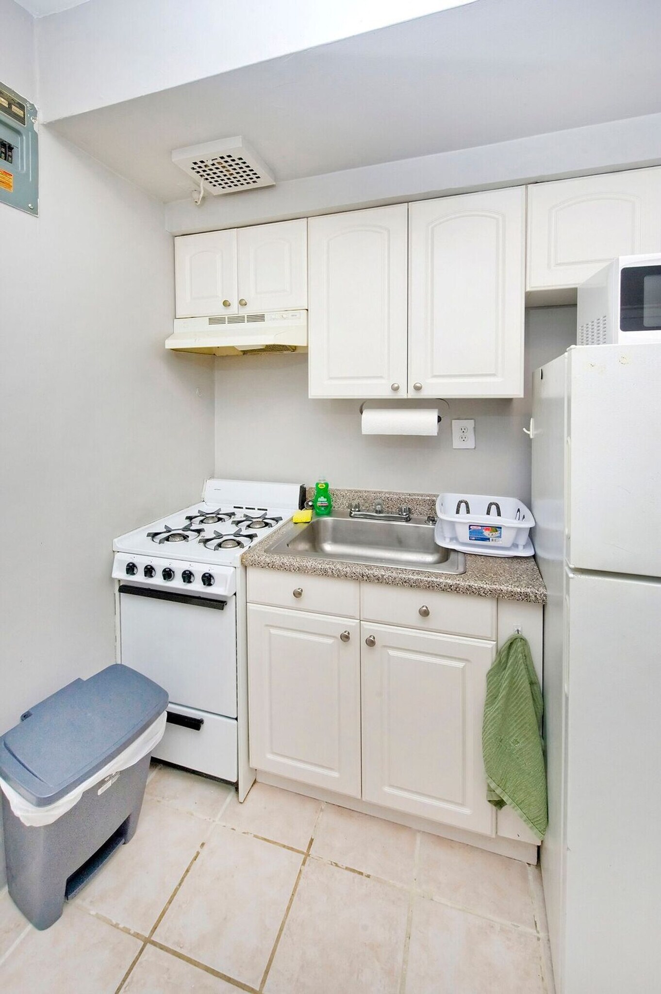 Building Photo - 1574 2nd Ave