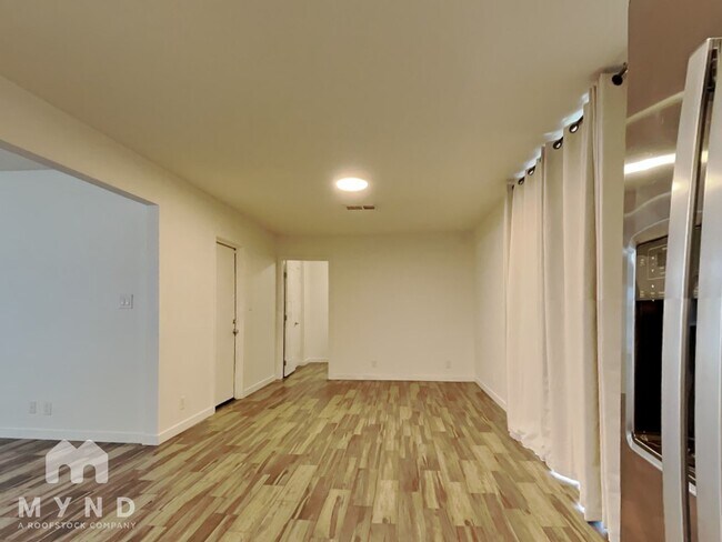 Building Photo - 1544 W 6th St