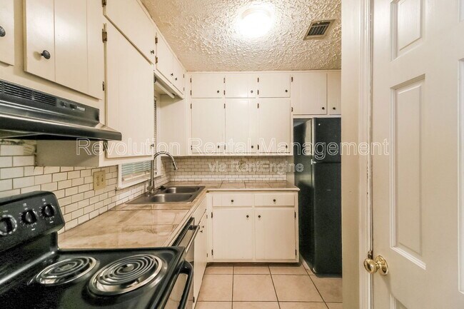 Building Photo - 2140 Kings Gate Cir