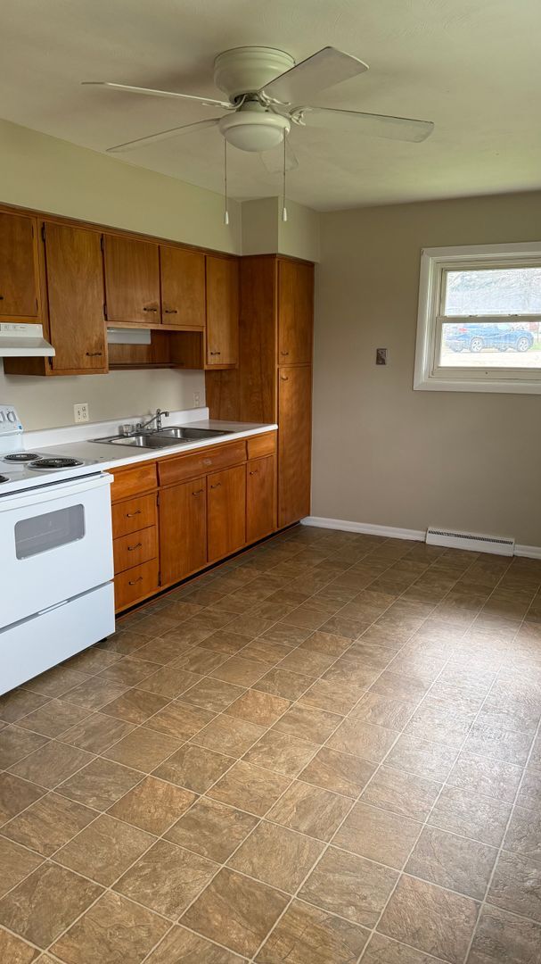 Building Photo - HALF DUPLEX W/ GARAGE MADISON SCHOOLS!