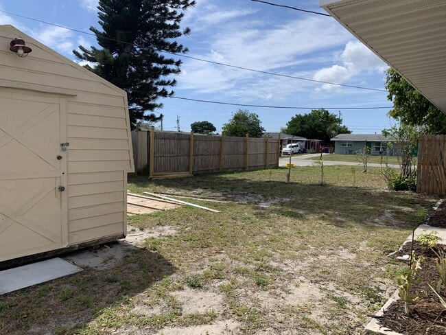 Building Photo - 1120 Vineyard St