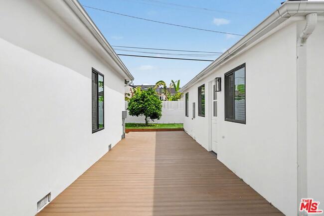 Building Photo - 7832 Croydon Ave