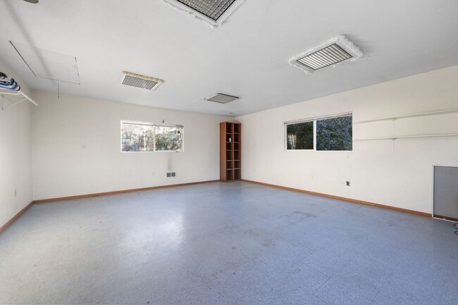 Building Photo - Move in special - same rate with lease to ...